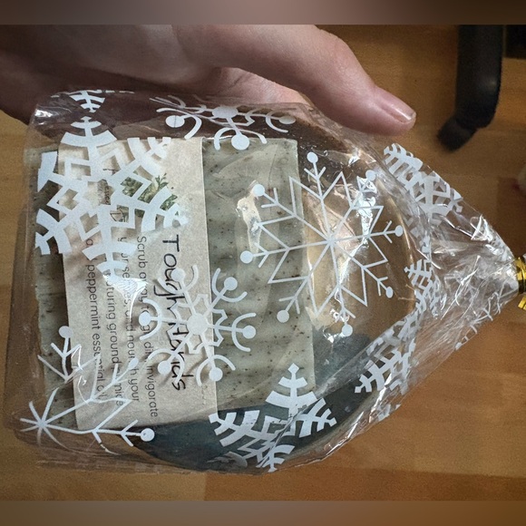 Handmade Soap with Ceramic Soap Dish in Gift Snowflake Wrap - Picture 2 of 3